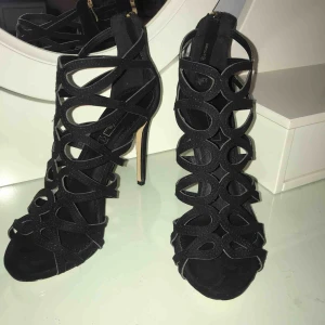  - Aldrig använt dessa skor, endast testat gå i dem och därför dem är lite svara under. Har köpt dem utomlands så vet ej vad det är för märke. Vid frakt +99kr