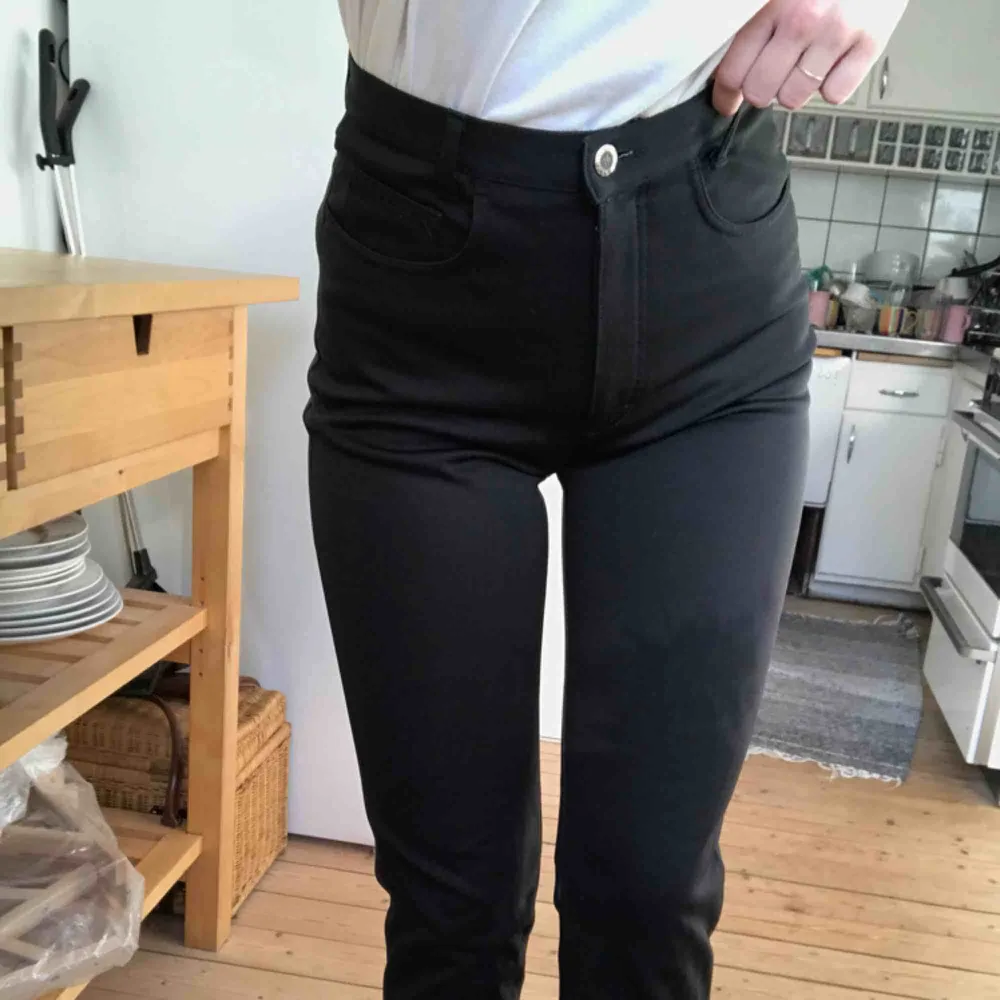 Super snygga och sköna svart byxor med en väldigt hög midja och snygga fickor. Frakt ingår🌱. Jeans & Byxor.