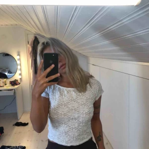  - Jättefin vit tröja. Är storlek M men passar även XS/S
