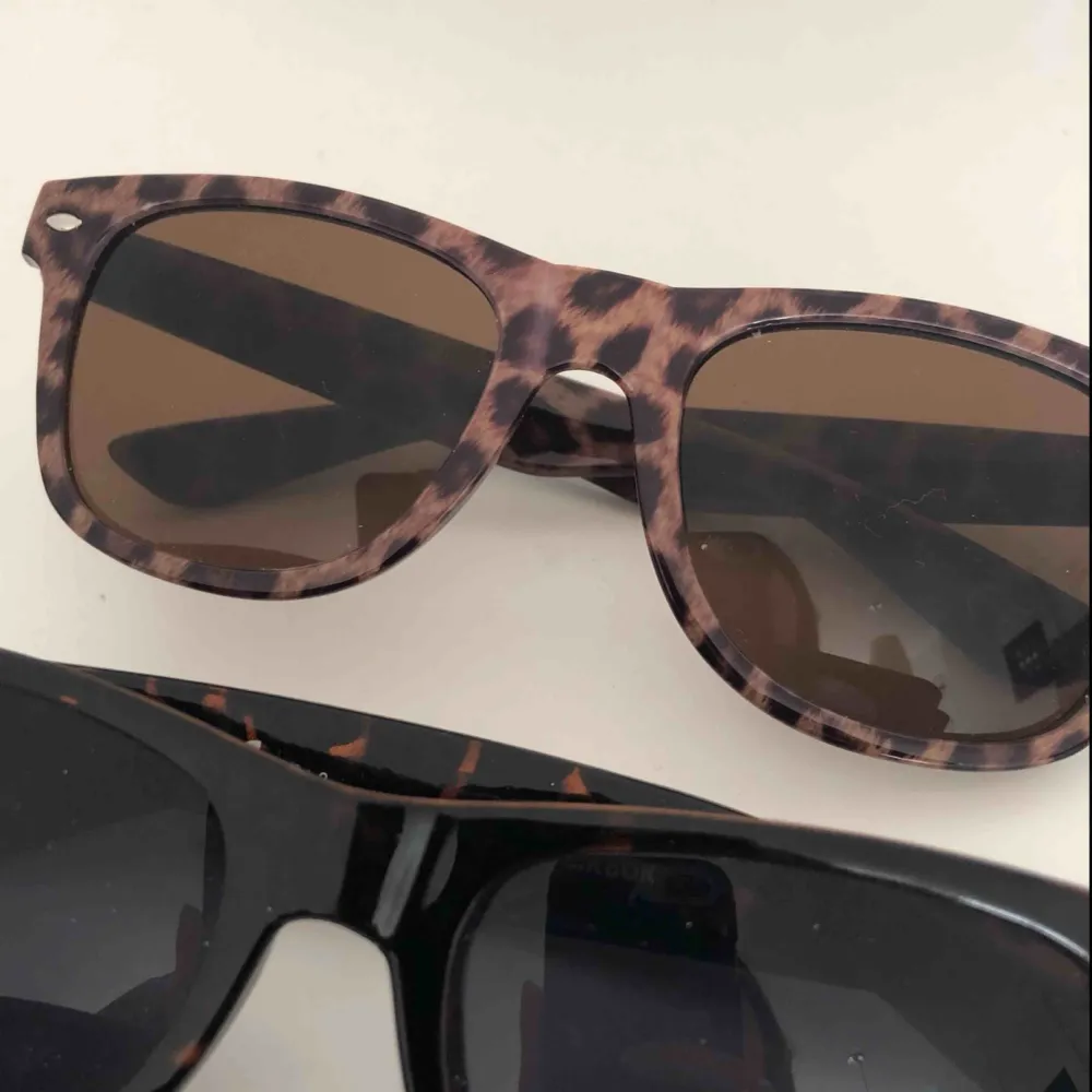 Säljer 3 st solglasögon som ser ut som Ray Bans • Ett par svarta, ett par mörka med mönster och ett par leopard • Säljer alla tre för 90kr totalt eller 35kr/styck • Köparen står för frakten! 🕶. Accessoarer.