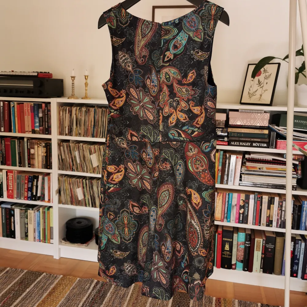 Jerseyklänning från Anna Field, aldrig använd med prislapp kvar. Köptes för 399. Storlek 40. Blixtlås bak. . Klänningar.