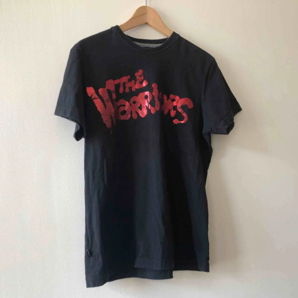 Från 2009 - Trevligt använt skick. Marc Ecko The Warriors Collection  - 30th anniversary of the 1979 cult film, “The Warriors,” limited edition. Kan hämtas i Uppsala eller skickas för 39 SEK . T-shirts.