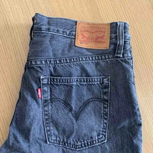  - LEVI’S 501 JEANS. W26 L32. Superfina Levi’s i grå/svart färg, använda i fint skick. Inget att anmärka på! 💞 Priset är inkl. frakt! 📦
