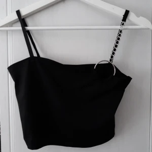  - Säljer denna jättefina toppen med kedja på ena bandet från Alien Mood. Den passade inte mig tyvärr vilket är väldigt synd!! Köparen står för frakten, men jag kan mötas upp i Kalmar området. Hör av dig om du är intresserad eller har frågor!! :D