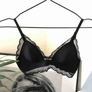  - Svart bralette med vackra spetsdetaljer. Helt oanvänd. Köparen står för frakten. Kan även mötas upp i Lidköping, Växjö eller Göteborg 🖤
