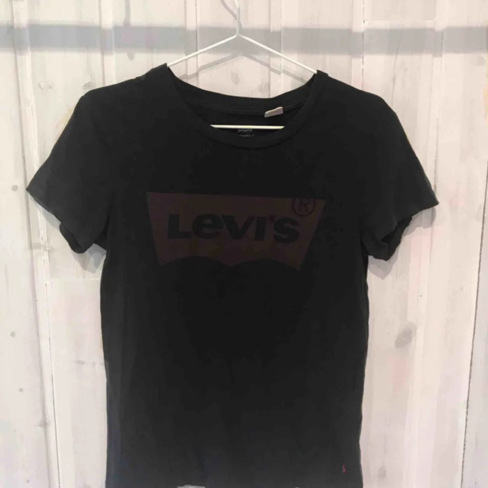 Levi’s logo t-shirt 👕 ✨ Bekväm ✨ Mörka toner (Nypris 159 kr). T-shirts.