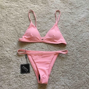  - Ny storlek medium! Underdelen är som en S medans överdelen funkar s/m Super najs! Tyvärr är överdelen lite lös på mig