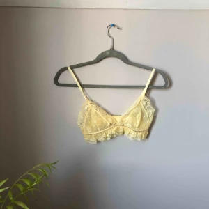  - Supersöt spets bh, helt oanvänd! Inköpt i New York. Säljer då den ej passar mig, skulle nog tro att den passar både XS och S beroende på bröststorlek! Kan mötas upp i Göteborg eller frakta (köparen står för frakt). Betalning sker via Swish!💓⭐️