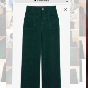  - Ett par vida gröna manchesterbyxor från Monki. Strl 32. Grymt snygga och endast använda ett fåtal gånger. Som nya! Jag fraktar!