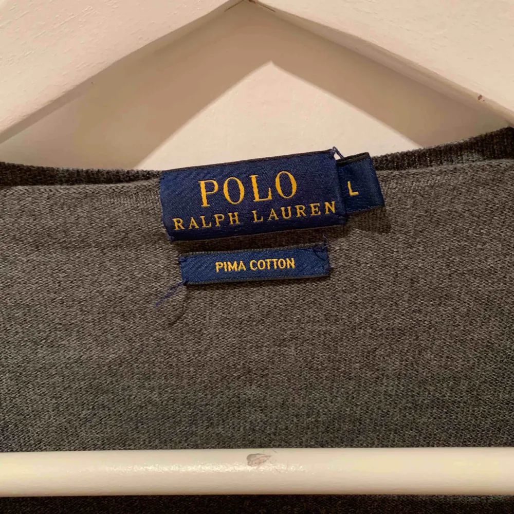 Ralph Lauren POLO-kofta i grått. Använd ett fåtal gånger ✨❣️   Priset inkluderar ej frakt. . Tröjor & Koftor.