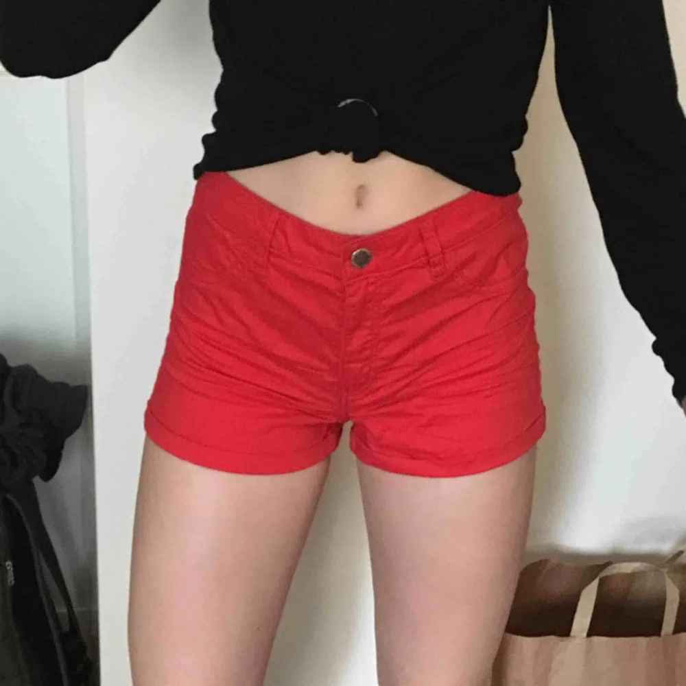 Har två par likadana röda shorts men i olika storlekar. Paret på bilden är storlek 38 och det andra paret är storlek 36. Shorts.