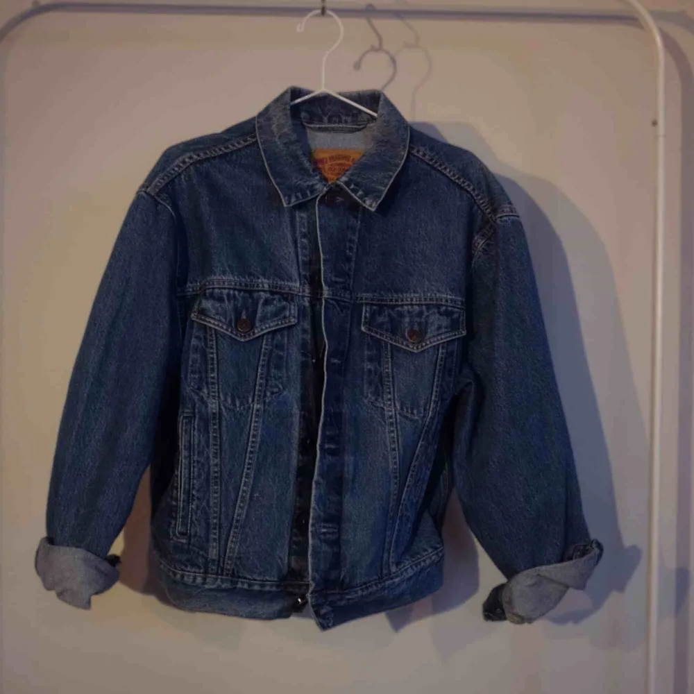 Unik vintage jeansjacka med handmålad design. Den går att tvätta i tvätt maskinen. Storleken är M/L men tjejen på bilden har XS så den passar de flesta kroppar. Jackor.