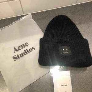  - Acne mössa. Aldrig använd. 