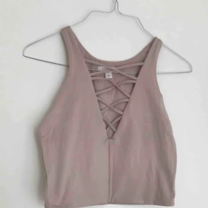  - GALET snygg crop top ifrån Kookai. Endast använd en gång, i perfekt skick. Nypris var 500kr. 💌