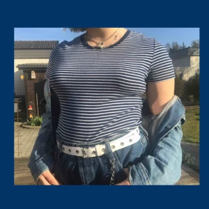 - En superskön t-shirt köpt i USA:) Knappt använd då jag tycker mer om oversized:( Skulle passa superbra nu till sommaren!! Frakten ingår i priset☺️❤️