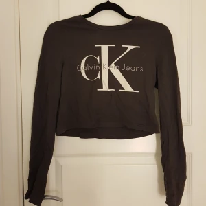  - Tröja från Calvin Kline. Använd 2ggr. Brun grå i färgen, sjukt fint på vår och sommar