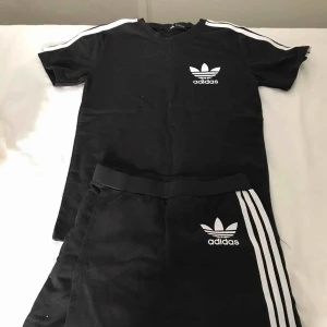  - Säljer En oäkta adidas men de är fina i material 