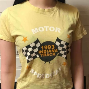  - Gul, motor t-shirt. Bra skick och as skön! <3 bud tas! Kan mötas mellan Bålsta-T-centralen. Annars står du för frakt!