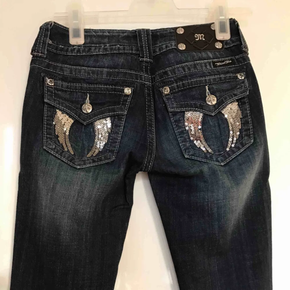 Såå snygga MissMe jeans inköpta på Tara i Göteborg, nypris 1399:-. Anv endast ett par ggr då de var lite för små för mig . Jeans & Byxor.