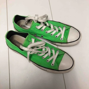  - Converse i neon med litet jack, syns knappt dock
