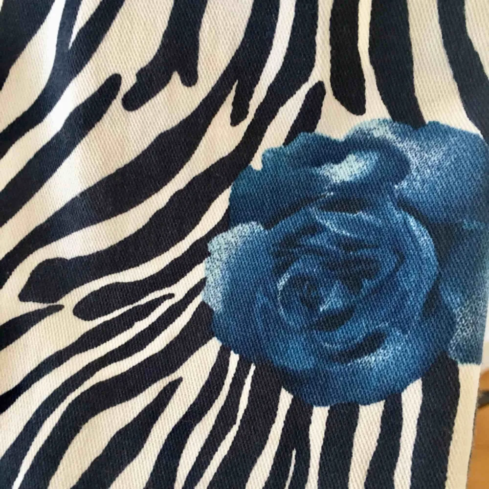 Supercool zebrajacka med blåa rosor!. Jackor.