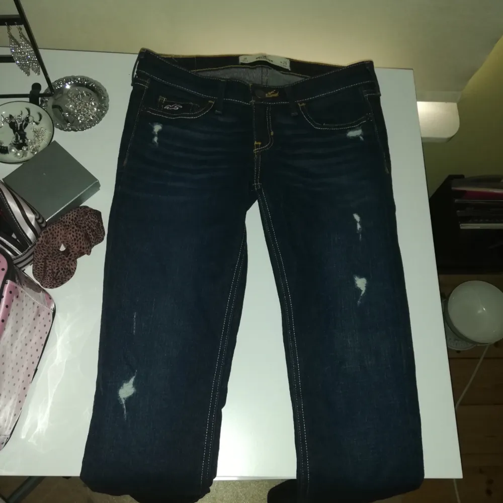Jeans från Hollister i storlek 25/32. För små för mig och hittade ingen bild på hur de ser ut på men ungefär som första bilden 🌸. Jeans & Byxor.