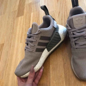  - Säljer mina adidas nmds.  Knappt använda.  Nypris 1600  Frakt ingår i pris 