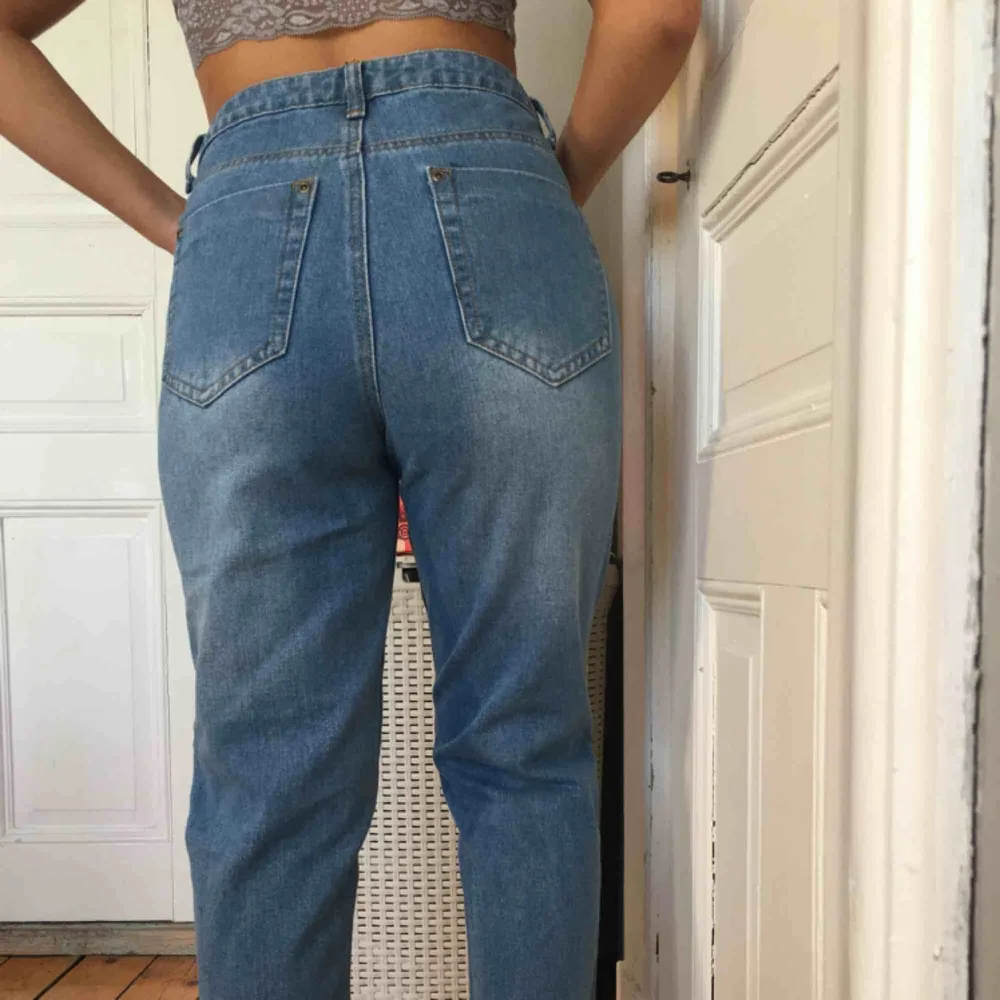 Jätte fina håliga jeans från boohoo. Aldrig använda pga fel storlek. Köparen står för frakt. Jeans & Byxor.