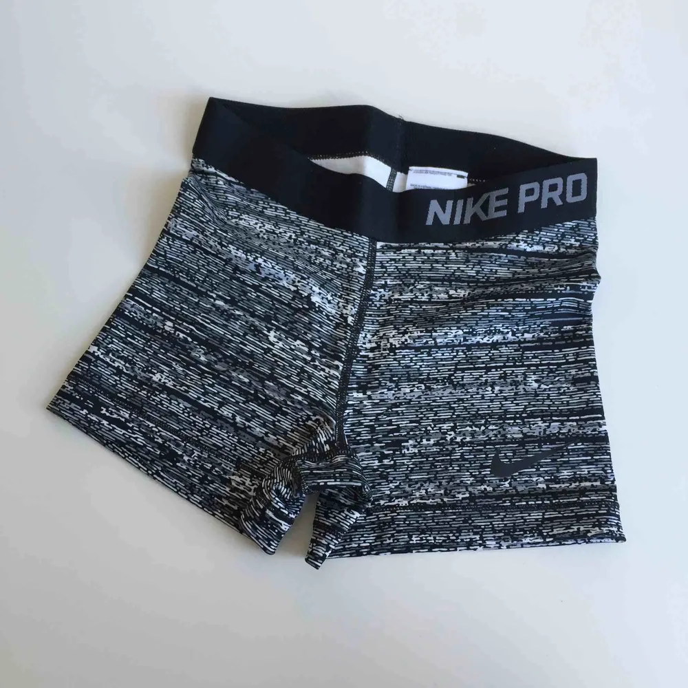 Finaste shortsen från Nike. Knappt använda så i jätte fint skick! ✨ säljer även ett par andra shorts och ett par tights i samma modell men annat mönster!. Jeans & Byxor.