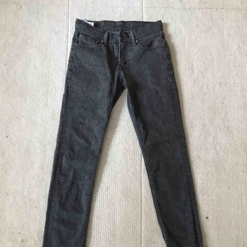 Levis byxor original pris 700kr använda runt 6 månader. Anledning till att jag säljer är för att dem blev för små, frakt på 35kr  . Jeans & Byxor.