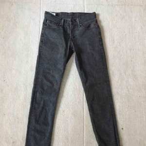  - Levis byxor original pris 700kr använda runt 6 månader. Anledning till att jag säljer är för att dem blev för små, frakt på 35kr  