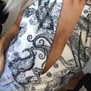  - Snygg body som passar kanon till jeansshorts. Fint skick 