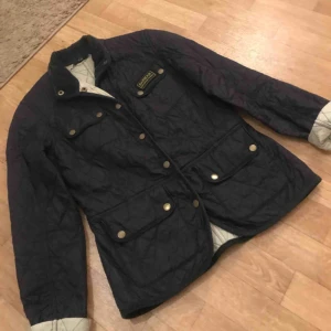  - Barbour summer jacket. Stl 36/S. I marinblått.  Fler bilder kan skickas. 