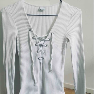  - Tröja från Gina Tricot med snörning, välanvänd men fortfarande bra skick. 