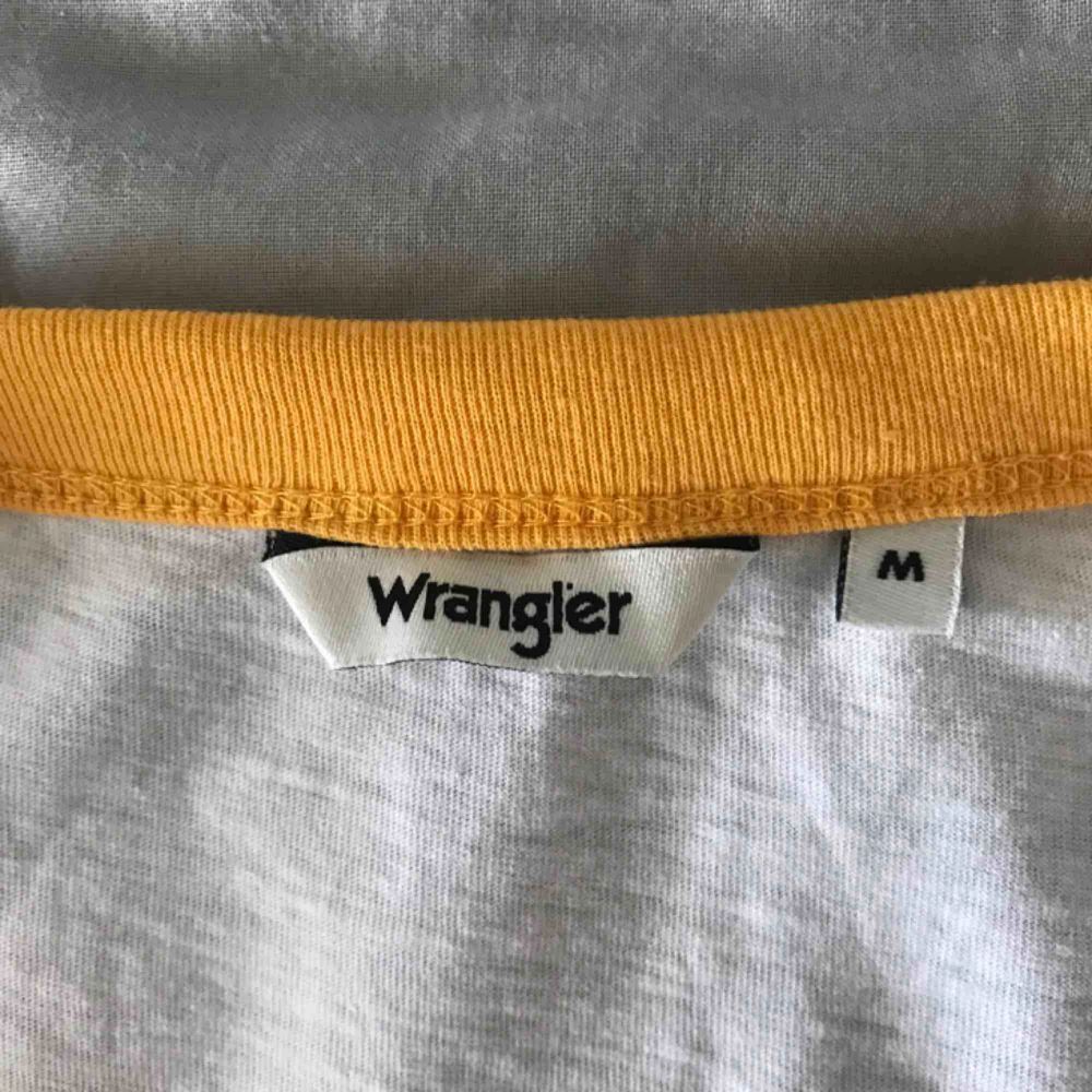 jättecool t-shirt från Wrangler. Är i storlek M. Köparen står för frakten💕. T-shirts.