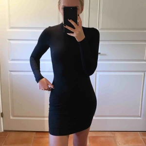  - Tight och stretchig klänning från Nelly, frakt på 39kr tillkommer