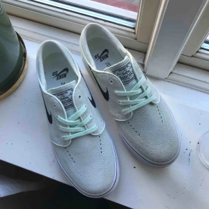  - Stefan Janoski från Nike, aldrig använda. Finns vita snören med också!
