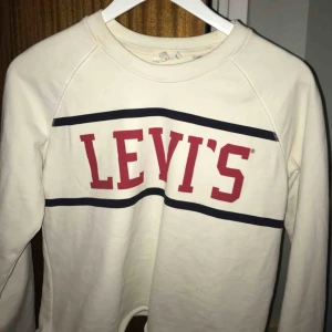  - Storlek M men passar som en S då den är liten i storleken! Har använt cirka 4gånger å materialet är nästan som nytt! Inga fläckar eller nått sånt, köparen står för frakten!