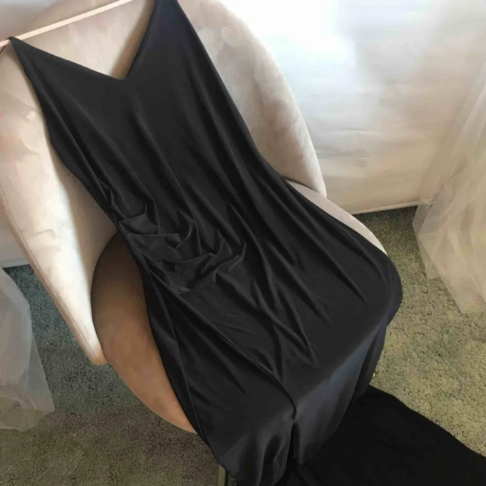 THE slinky black dress 🖤 Aldrig använd. Frakt 35kr (väska även till salu). Klänningar.