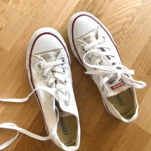  - Converse skor, slitna i hälen men hela på utsidan! Tvättade och rena. 