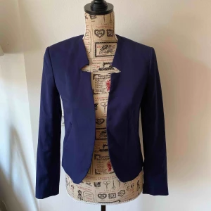  - Snygg mörkblå kavaj från HM.