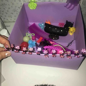  - Rosa blommor som hårklämmor/hårsmycke. 2 blommor per klämma, 12 par klämmor. Helt nya! Varje blomma är mindre än en centimeter. Fina att dekorera olika frisyrer med.