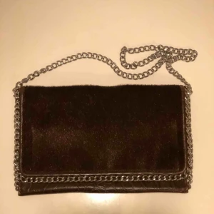  - Otroligt snygg Kuvertväska med avtagbar kedja från Glitter. Ej äkta skinn på baksidan av väskan 