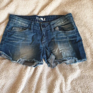  - Knappt använda jeans shorts strl Xs