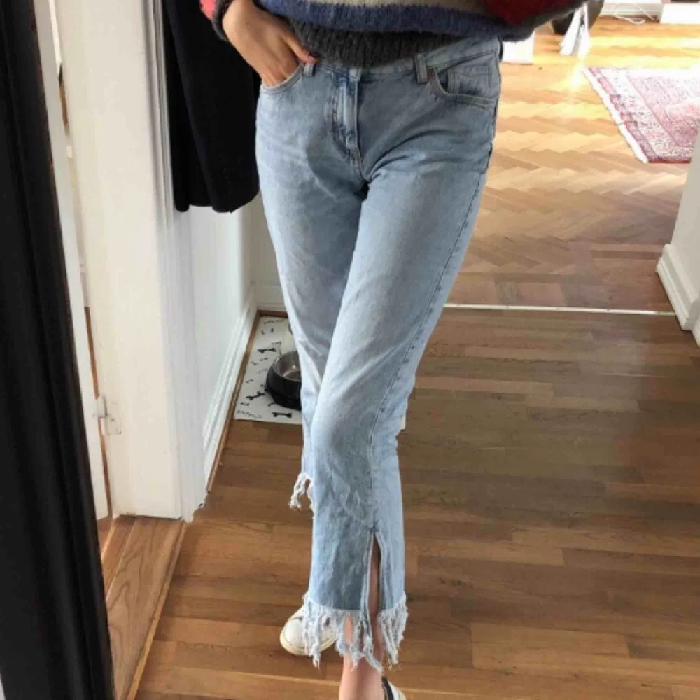Snygga sommar/vår jeans! Köpt från Zara i Malmö. Använda 5-7 gånger. Fransarna är lite slitna efter tvätt men inte så att det skadar ”looken”. Skulle påstå att de är ljusare i tyget i verklighet än på bild :) Jag är också lång så ni tänker på det . Jeans & Byxor.