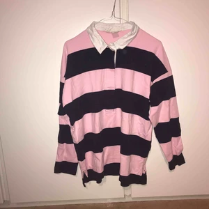  - Aldrig förr använd tröja, fick den i present men gillade inte färgen! Lite skrynklig just nu för jag har haft den i garderoben! 