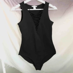  - Svart body urringad från hm i storlek: XS Nyskick!💕