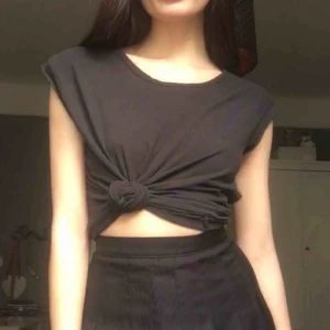  - simpel svart tshirt från zara. OBS! fraktar ej, möts upp i stockholm💓