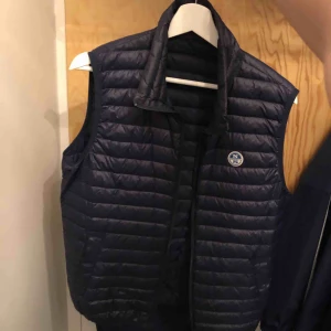  - Det är en marinblå väst med storlek L men dem är små i storlekarna så det skulle vara än M i vanliga fall