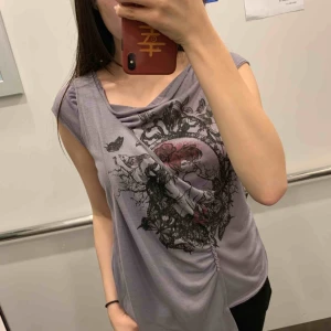 Topp - Tops i storlek L, fin skick, finns i Odenplan Stockholm, kan skicka via post,